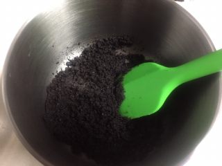 2、百香果芒果流心慕斯,用刮刀翻拌，使二者融合在一起。