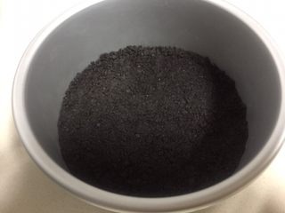 3、百香果芒果流心慕斯,准备一个六寸的戚风模具，裁一张和模具底部一样大小的油纸放在模具底托上。把饼干碎铺在模具底部，用工具压实压紧入冰箱冷藏半小时。