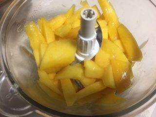 4、百香果芒果流心慕斯,芒果切好放进料理机。