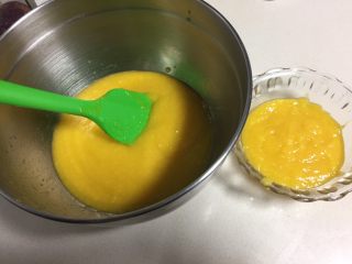 5、百香果芒果流心慕斯,加入配方中一半的细砂糖打成芒果泥。