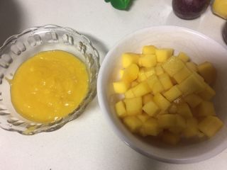 6、百香果芒果流心慕斯,称出配方中需要的芒果泥，切芒果的时候选出方正的做芒果粒放置一边备用。