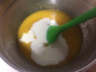 8、百香果芒果流心慕斯,加入自制老酸奶搅匀。