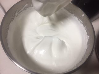 9、百香果芒果流心慕斯,淡奶油打发至五六分发，出现纹路即可，不需要打的过硬，这样出来的成品口感细腻。