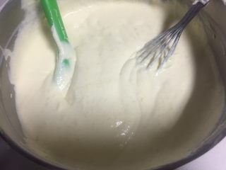 10、百香果芒果流心慕斯,把芒果泥和淡奶油倒一起混合均匀，无需注意手法，搅匀即可。