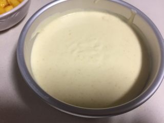 14、百香果芒果流心慕斯,再舀进三分一的慕斯糊到模具里晃平。