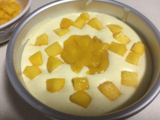 16、百香果芒果流心慕斯,周围一圈铺上芒果泥。