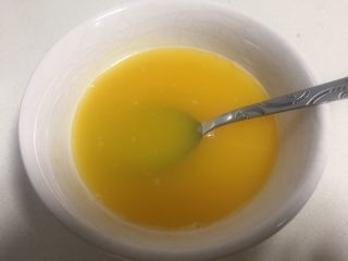 18、百香果芒果流心慕斯,提前泡好融化好镜面需要的吉利丁片，挤出百香果汁，两者混合均匀。