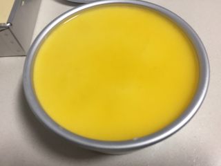 19、百香果芒果流心慕斯,慕斯糊冷藏起码一小时取出淋上慕斯镜面，继续入冰箱冷藏。