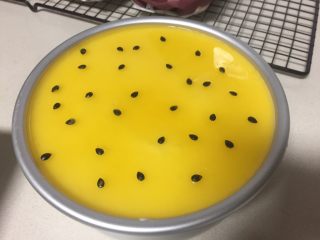 20、百香果芒果流心慕斯,半小时左右镜面稍微有点凝固时取出来撒上百香果汁做装饰。