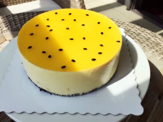 21、百香果芒果流心慕斯,入冰箱冷藏四小时，用电吹风吹模具的四周，用手轻推底部即可脱膜。