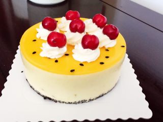 22、百香果芒果流心慕斯,可以挤上奶油放上水果装饰。