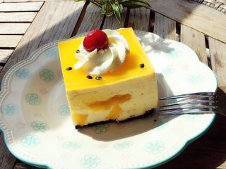 25、百香果芒果流心慕斯,圆形的给别人做的，芒果粒铺多了 ，这个自己吃的芒果粒稍微少点。