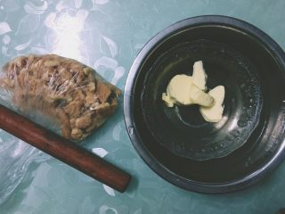 1、抹茶红豆冻芝士,消化饼干放保鲜袋里，用擀面杖碾碎。