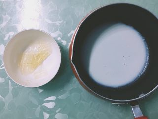 4、抹茶红豆冻芝士,吉利丁片放入少量凉水泡软，把凉水倒出。牛奶小火加热，倒入泡软的吉利丁片中，搅拌至完全融化