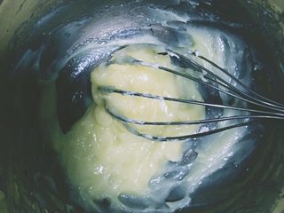 6、抹茶红豆冻芝士,牛奶吉利丁溶液分3次加入奶酪糊中，每次都搅拌均匀再加下一次