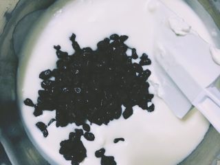 9、抹茶红豆冻芝士,糊中加入红豆搅拌均匀，取出之前冷冻的模具倒入其中，放入冷冻层10-15min