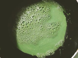 10、抹茶红豆冻芝士,抹茶奶酪糊步骤同之前都一样，只是抹茶过1-2遍筛后分次加入牛奶中，每次用蛋抽或是茶筅搅打均匀再加下次，然后小火加热再倒入吉利丁片中