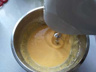 1、小熊蛋圆饼干,将蛋黄加入细砂糖，用电动打蛋器中速打发，最初打发的时侯蛋黄液是黄色的