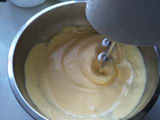 2、小熊蛋圆饼干,继续打发，蛋黄色泽变的有些浅黄