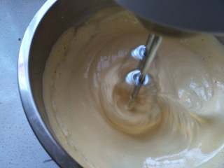 3、小熊蛋圆饼干,再继续打发，蛋黄色泽越变越白，体积也膨大至1倍