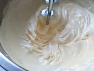 4、小熊蛋圆饼干,继续打发，蛋黄色泽更白，而且搅动时蛋液会起纹路