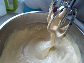 5、小熊蛋圆饼干,一直打发至蛋液变的很浓稠，提起一条粗粗的锻带状