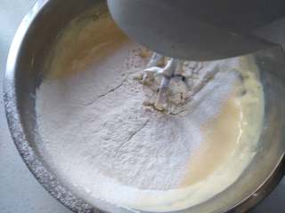 6、小熊蛋圆饼干,加入过筛的低筋面粉。用电动打蛋器，低速搅至两圈，不要过度搅拌