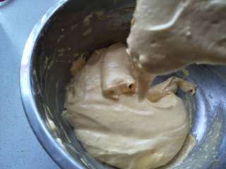 7、小熊蛋圆饼干,再用橡皮刮刀将面糊拌匀，至看不到成块的面粉