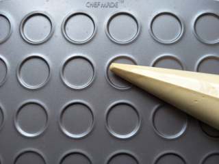 8、小熊蛋圆饼干,将面糊装入裱花袋中，剪口