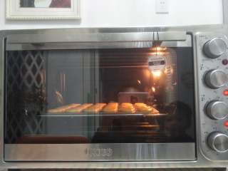 11、小熊蛋圆饼干,烤箱120度预热，放中层，底部加插一烤盘，上下火120度烤25-30分钟