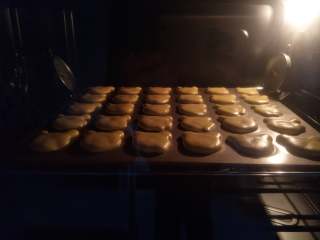 12、小熊蛋圆饼干,我用的是UKOEO+HBD-5002烤箱，这盘饼干烤的很好，没有出现上色严重的问题