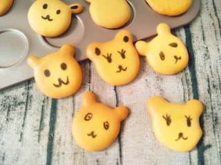 13、小熊蛋圆饼干,待饼干凉后，用黑色色素笔画上小熊的眼睛、鼻子五官等