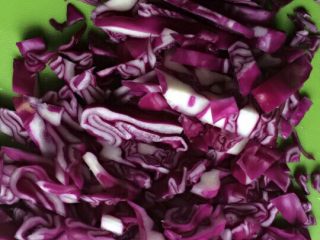 1、海洋牌榴莲芝士生煎包,紫甘蓝改刀切块……