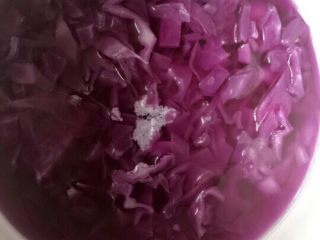 2、海洋牌榴莲芝士生煎包,加水煮开,再小火慢煮片刻