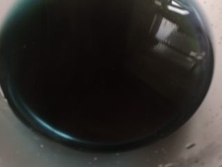 4、海洋牌榴莲芝士生煎包,加入小苏打,静置片刻