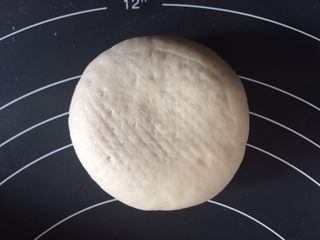 11、海洋牌榴莲芝士生煎包,像包子一样收紧,轻轻的按压成扁平状