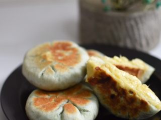 14、海洋牌榴莲芝士生煎包,淡淡的蓝色,是不是很特别^_^不仅如此,榴莲芝士满屋飘香,炒鸡棒