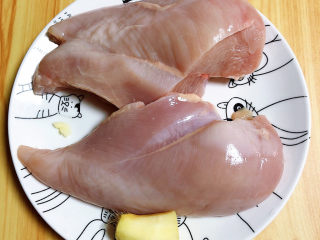 1、手撕鸡胸肉,准备好鸡胸肉。