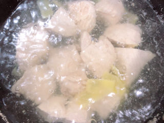 3、手撕鸡胸肉,锅中烧开水，将鸡胸肉和生姜放入锅中，中小火煮15-20分钟。