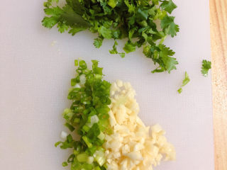 7、手撕鸡胸肉,将葱蒜、香菜切碎待用。