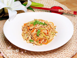 15、手撕鸡胸肉,清爽的手撕鸡胸肉就上桌了！