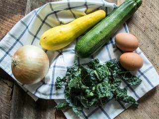 2、早餐披萨,放入水 ,切碎有机小番茄 ,盐 ,胡椒 ,糖 ,干欧芹碎 ,干罗勒碎 ,剁碎的罗勒叶,继续翻炒2-3分钟。