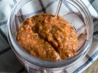 4、早餐披萨,离火,冷却2-3分钟;接着,把混合物倒入料理机中,搅拌8-10秒钟,成为浓且带有颗粒感的质地。