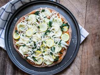 7、早餐披萨,把饼底从烤箱中取出,抹上自制披萨酱,放上切碎的羽衣甘蓝 ,洋葱,西葫芦,南瓜和芝士,顶上再打鸡蛋 ,继续烤5分钟。