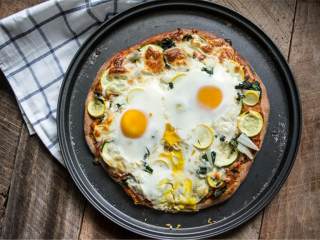 8、早餐披萨,把温度调到220摄氏度,烤5-7分钟,或者到蛋白全熟、蛋黄半熟的程度即可。