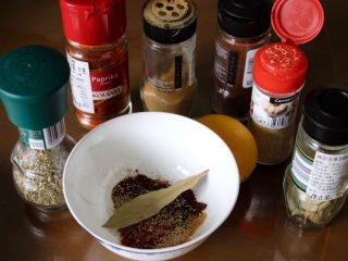 2、健康低热量披萨,｛选择做或不做，不必要｝在碗里加上一勺红辣椒粉，辣椒粉，姜粉和另外一些喜欢的香料