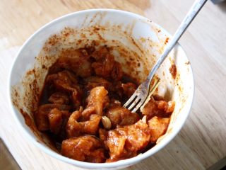 4、健康低热量披萨,｛选择做或不做，不必要｝把鸡肉在里面混一下