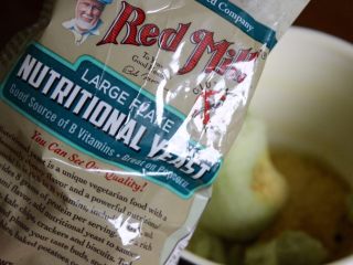 15、健康低热量披萨,｛选择做或不做，不必要｝加入一大勺（15ml）营养酵母粉—这会加上奶酪的味道，如果没有的话可以直接加奶酪或者什么都不加