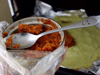 20、健康低热量披萨,让后加上西红柿酱，可以是家里自己做的或者在超市里买的（我家自己做的超好吃，想要知道怎么做的话在底下留言哦）