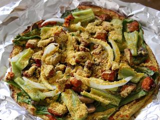 23、健康低热量披萨,｛选择做或不做，不必要｝考完拿出来，让后在上面撒一大勺（15ml）营养酵母粉